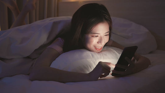 スマホを見すぎて眠れない夜に。貼るだけで脳がOFFになる「睡眠スイッチ」という新習慣