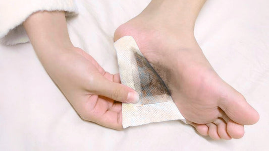 足裏シートの仕組みは？黒くなる理由と、本当に体から老廃物が出ているのか解説