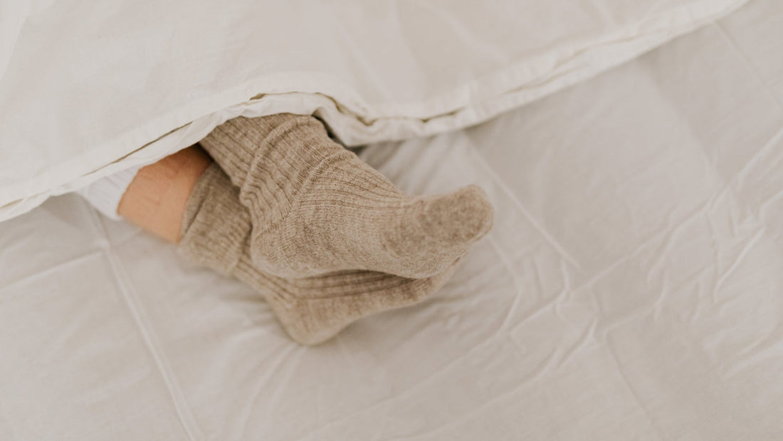 「寝る時の靴下」は実はNG？睡眠学の権威が教える真実と、正しい足冷え対策